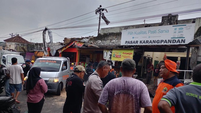 Puluhan Bangunan Rusak Disapu Puting Beliung di Karangpandan