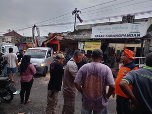 Puluhan Bangunan Rusak Disapu Puting Beliung di Karangpandan