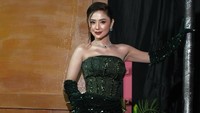 Dewi Perssik mengaku sering ditelepon Eva Manurung. Mami tuh kan orangnya baik sekali, care, telepon saya 15-20 kali. Mami teleponin terus Depe gak boleh sombong ya, harus diangkat teleponnya. Katanya mau ngajak jalan? Ini Mami ngajak Virgoun, ujarnya. (Foto: dok Instagram dewiperssik9)