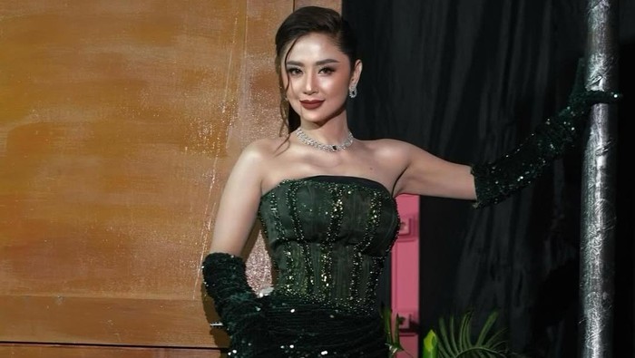 dewi perssik