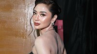 Dewi Perssik menolak perjodohan dengan Virgoun bukan karena niat menyakiti hati Eva Manurung. Kan gak harus menjadi istrinya Mas Virgoun. Maaf ya, Mami. Aku bisa kok jadi mamanya untuk anak-anak, karena aku senang sama anak-anak. Aku menghormati beliau, aku tidak mau menyakiti siapa pun, dan pastinya aku masih pengin bersilaturahmi sama Mami, katanya. (Foto: dok Instagram dewiperssik9)