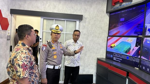 Dirlantas Polda Riau Kombes Jeki Rahmat Mustika mengecek kesiapan jalan Tol Permai menjelang mudik Lebaran 2026. Pengecekan juga dilakukan di jalur penyeberangan, Kamis (22/1/2026).