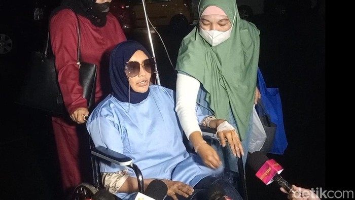 Doktif Pakai Kursi Roda Penuhi Panggilan Polisi Terkait Laporan Richard Lee