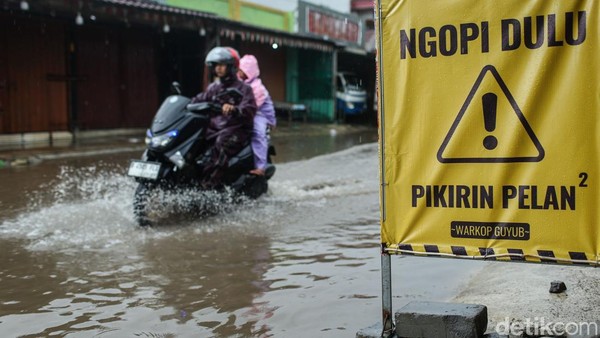 Drainase Buruk, Jalanan di Tambun Tergenang