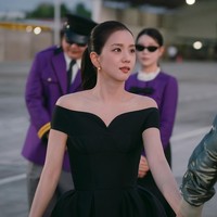 Jisoo BLACKPINK bersaing dengan Seo In Guk sebagai produser webtoon di drama Korea terbaru Netflix, Boyfriend on Demand. Diam-diam, ia juga langganan simulasi kencan virtual demi merasakan kencan impiannya. Foto: dok. Netflix