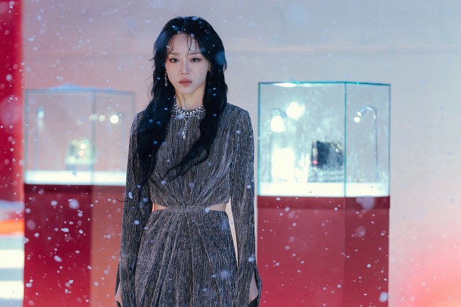 Shin Hye Sun dan Lee Jun Hyuk kembali dipasangkan 9 tahun setelah penayangan Stranger pada 2017. Kali ini, sang aktor berambisi mengungkap rahasianya yang berambisi menjadi “luxury icon” dan penuh pura-pura di drama Korea Netflix, The Art of Sarah. Foto: dok. Netflix