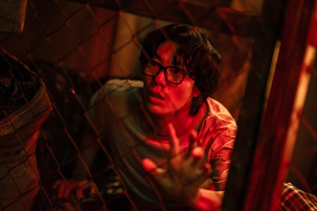 Ryu Jun Yeol, menjelma sebagai novelis yang menghadapi situasi mencekam saat fingerprint HP-nya gagal, teman yang mengurusnya pun hilang. Tanpa cara untuk membuktikan identitasnya, ia menyadari ‘si tikus’ telah mencuri identitas dan kekayaanya di drama Korea terbaru Netflix, Mousetrap. Foto: dok. Netflix