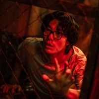 Ryu Jun Yeol, menjelma sebagai novelis yang menghadapi situasi mencekam saat fingerprint HP-nya gagal, teman yang mengurusnya pun hilang. Tanpa cara untuk membuktikan identitasnya, ia menyadari ‘si tikus’ telah mencuri identitas dan kekayaanya di drama Korea terbaru Netflix, Mousetrap. Foto: dok. Netflix