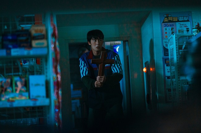 Untuk kamu yang suka genre horror, ada drama Korea Netflix, Dead-End Job. Lee Jae Wook nekat mengambil pekerjaan bergaji tinggi untuk melunasi utang, tapi malah mengalami kejadian aneh yang mengguncang hidupnya. Foto: dok. Netflix