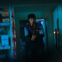 Untuk kamu yang suka genre horror, ada drama Korea Netflix, Dead-End Job. Lee Jae Wook nekat mengambil pekerjaan bergaji tinggi untuk melunasi utang, tapi malah mengalami kejadian aneh yang mengguncang hidupnya. Foto: dok. Netflix