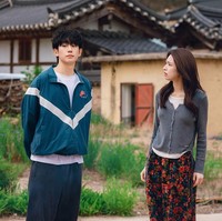 Jung Hae In tiba-tiba hadir di depan Ha Young, yang lupa ingatan dan mengaku sebagai pacarnya. Apakah kebohongannya akan terungkap di drama Korea Netflix, Our Sticky Love atau mereka saling jatuh cinta? Foto: dok. Netflix