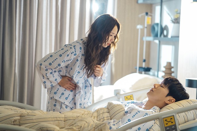 Chae Soo Bin merasakan tegangan listrik saat tak sengaja berciuman dengan Kim Young Kwang di drama Korea terbaru Netflix, Take Charge of My Heart. Pada akhirnya, si penulis naskah dengan kemampuan spesial dipercaya mengisi baterai jantung buatan si konglomerat. Foto: dok. Netflix