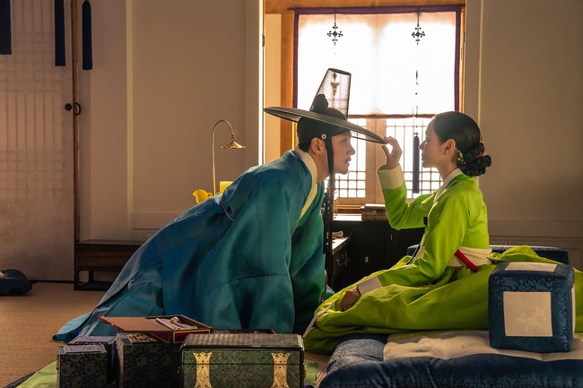 Drama Korea Netflix, The Scandal diadaptasi dari film dewasa dengan rating 18+. Penggemar dapat menantikan kisah cinta segitiga yang ‘membara’ antara Ji Chang Wook, Son Ye Jin, dan Nana eks After School. Foto: dok. Netflix