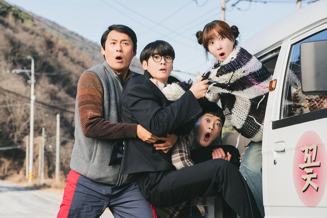 Cha Eun Woo dan Park Eun Bin tiba-tiba mendapat kekuatan super dan melawan penjahat yang mengganggu ketenangan Kota Haesong. Drama Korea terbaru Netflix, The WONDERfools kini jadi salah satu yang paling dinantikan. Foto: dok. Netflix