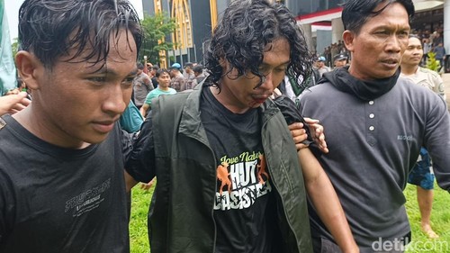 Dua mahasiswa luka-luka saat aksi demonstrasi yang sempat ricuh di kantor Bupati Lombok Timur, NTB, Kamis (22/1/2026).