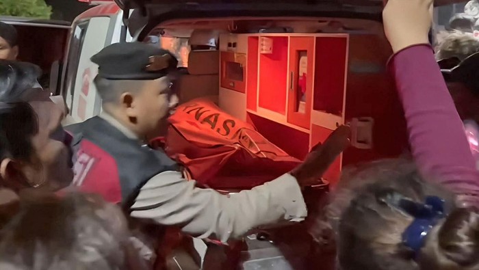 Evakuasi pekerja PLTU Sukabangun Ketapang yang tewas jatuh dari cerobong.