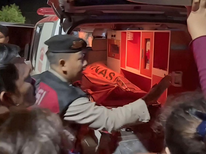 Evakuasi pekerja PLTU Sukabangun Ketapang yang tewas jatuh dari cerobong.