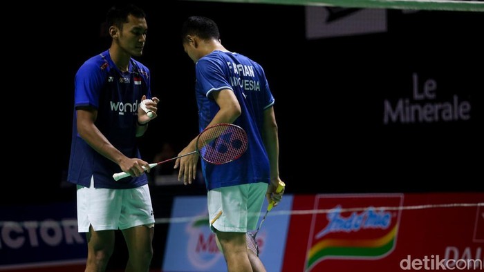 Fajar Alfian/Muhammad Shohibul Fikri memenangkan derbi ganda putra Indonesia di babak 16 besar Indonesia Masters 2026. Mereka mengalahkan Leo Rolly Carnando/Bagas Maulana di Istora Senayan, Kamis (22/1/2026).
