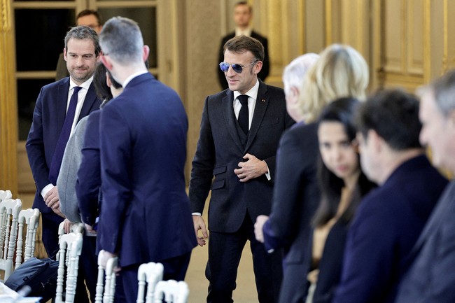 Trump yang turut WEF 2026 merespons Macron sembari menyindir gayanya berkacamata hitam. Saya melihatnya kemarin dengan kacamata hitam yang indah itu, apa yang terjadi? kata dia. Trump menuduh Macron bersikap keras dalam negosiasi harga obat-obatan. Tapi saya melihatnya bersikap keras atas keraguannya untuk menaikkan harga obat agar lebih sesuai dengan harga di AS, kata Trump dalam pidatonya di forum ekonomi tersebut. (Foto: STEPHANE DE SAKUTIN/Pool via REUTERS)