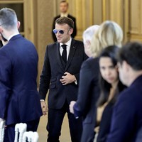 Trump yang turut WEF 2026 merespons Macron sembari menyindir gayanya berkacamata hitam. Saya melihatnya kemarin dengan kacamata hitam yang indah itu, apa yang terjadi? kata dia. Trump menuduh Macron bersikap keras dalam negosiasi harga obat-obatan. Tapi saya melihatnya bersikap keras atas keraguannya untuk menaikkan harga obat agar lebih sesuai dengan harga di AS, kata Trump dalam pidatonya di forum ekonomi tersebut. (Foto: STEPHANE DE SAKUTIN/Pool via REUTERS)