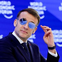 Foto: Gaya Macron Pakai Kacamata Hitam di Forum Dunia, Dipuji Bak Top Gun
