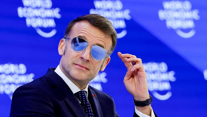 Frances President Emmanuel Macron wears sunglasses as he attends the 56th annual World Economic Forum (WEF) meeting in Davos, Switzerland, January 20, 2026. REUTERS/Denis Balibouse