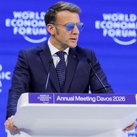 Terlihat stylish, gayanya mengundang banyak pujian di media sosial. Ada yang menyebutnya seperti Tom Cruise di film Top Gun. Seperti dilansir dari Reuters, seorang sumber dari tim kepresidenan Prancis mengonfirmasi bahwa kacamata itu dipilih bukan untuk alasan estetis. “Ia memakainya karena matanya sensitif dengan kilatan cahaya, masalah yang sudah diklarifikasinya pekan lalu,” ujarnya kepada ABC Australia. (Foto: REUTERS/Denis Balibouse)