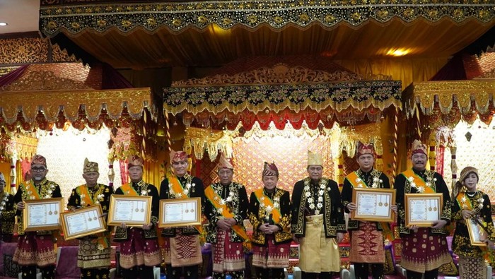 Pimpinan Forkopimda Jambi Terima Gelar Adat Melayu