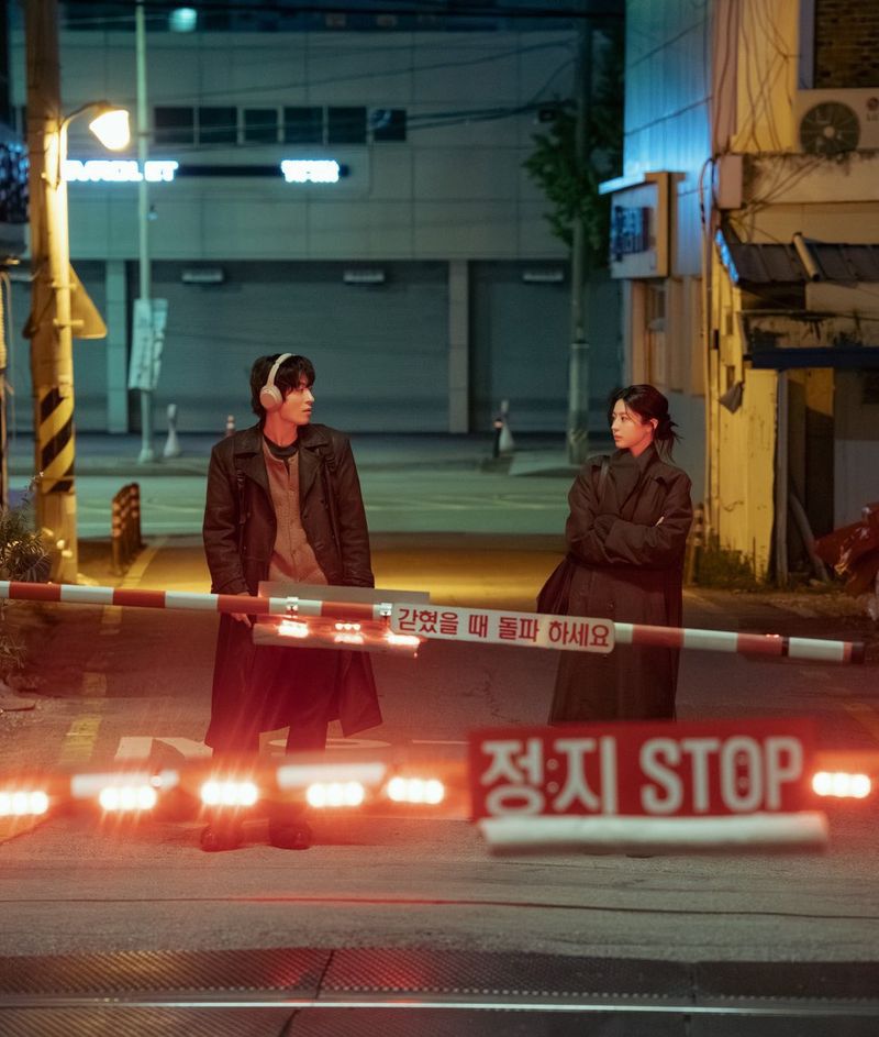 Koo Kyo Hwan dan Go Youn Jung dalam drama Korea We Are All Trying Here.