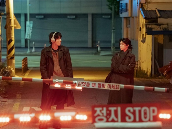 Goo Kyo Hwan dan Go Youn Jung dalam drama Korea Everyone Is Fighting Their Own Worthlessness.