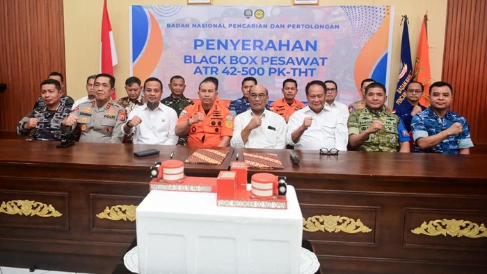 Gubernur Sulsel Andi Sudirman Sulaiman menghadiri penyerahan black box pesawat ATR 42-500 PK-THT yang jatuh di Gunung Bulusaraung.
