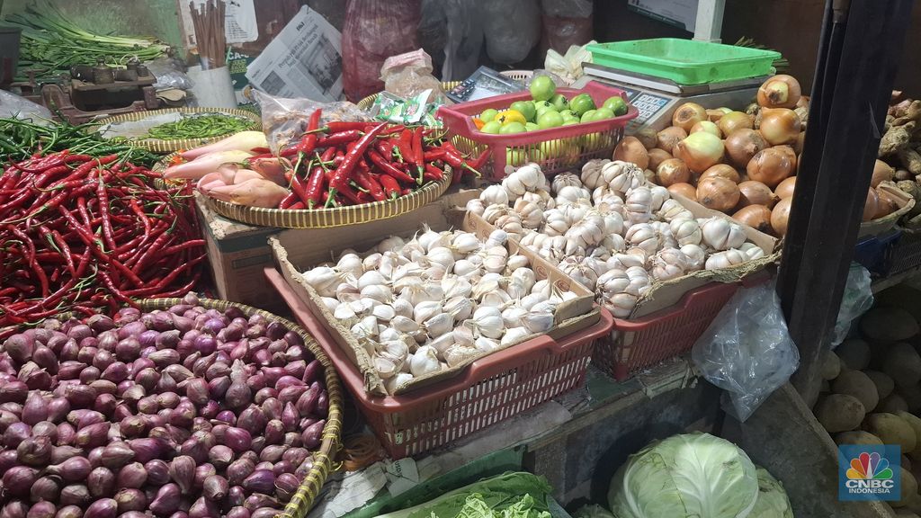 Harga beberapa sembako di Pasar Tebet Barat, Jakarta Selatan terpantau cenderung normal pada Kamis (22/1/2026). (CNBC Indonesia/Chandra)
