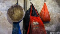 Imbasnya, lapak-lapak di area los daging di Pasar Senen tampak lengang, hanya beberapa pedagang yang berjaga dan merapikan kedai miliknya.