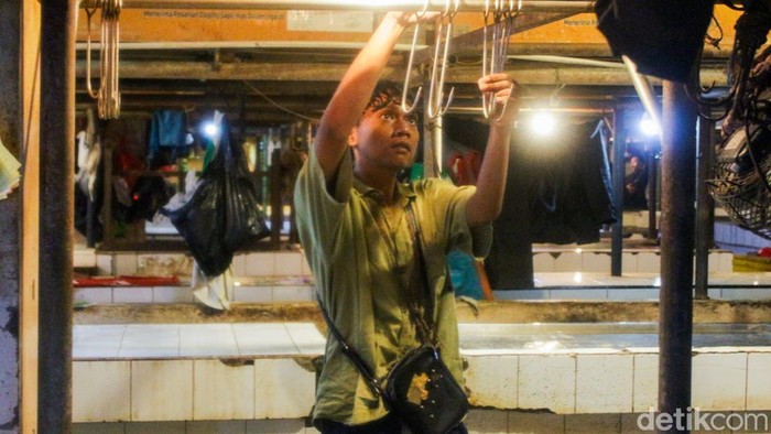 Suasana sepi menyelimuti area penjualan daging sapi di Pasar Senen, Jakarta, Kamis (22/1/2026). Pedagang daging sapi melakukan aksi mogok sebagai protes atas mahalnya harga timbang sapi hidup di feedloter.