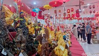 Pantauan detikJatim di lokasi, sejumlah toko di Pasar Atom Mal telah memajang berbagai dekorasi bernuansa merah dan emas.