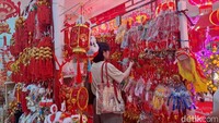 Ornamen berbentuk kuda mendominasi etalase, menyesuaikan shio tahun ini. Mulai dari gantungan, pajangan meja, hingga pohon hias berukuran besar tersusun rapi menarik perhatian pengunjung.