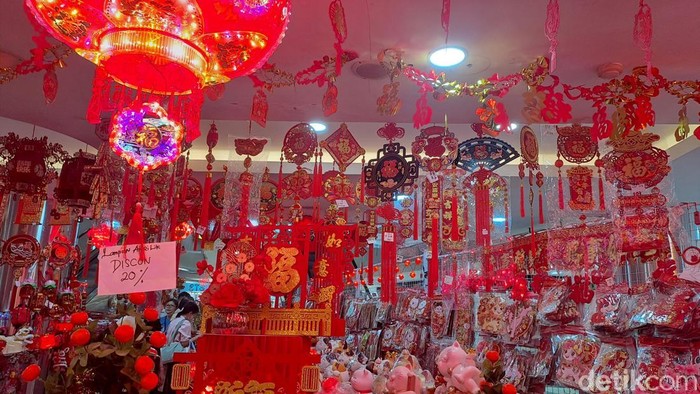Hiasan Imlek di Pasar Atom
