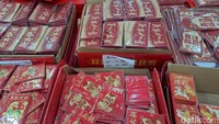 Angpao masih menjadi ornamen yang paling banyak diburu pembeli. Menurut Sujani, angpao selalu menjadi pilihan utama setiap tahunnya, disusul hiasan dengan simbol shio yang sedang berjalan.