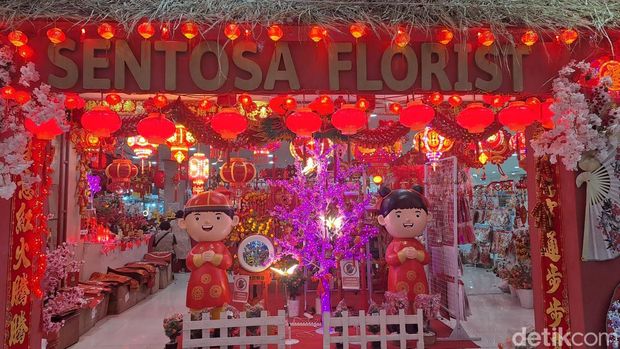 Hiasan Imlek mulai diburu di Pasar Atom Surabaya