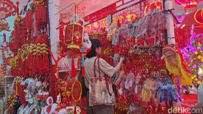 Hiasan Imlek Mulai Diburu Warga di Pasar Atom Surabaya