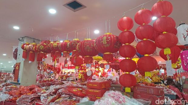 Hiasan Imlek mulai diburu di Pasar Atom Surabaya