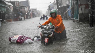 Hujan Deras, Banjir Rendam Pondok Ungu Permai Bekasi