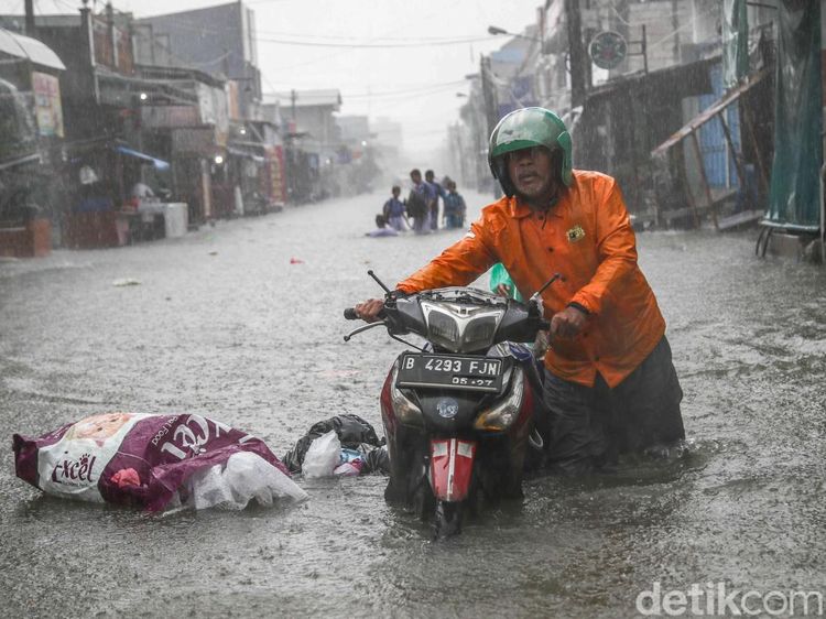 Hujan Deras, Banjir Rendam Pondok Ungu Permai Bekasi