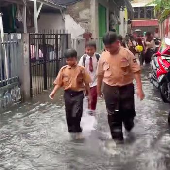 Hujan deras mengguyur wilayah Jakarta sejak pagi tadi. Permukiman di Kebon Jeruk, Jakarta Barat (Jakbar) dilanda banjir. (dok Pribadi/Fety F)