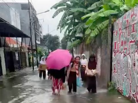 Hujan deras mengguyur wilayah Jakarta sejak pagi tadi. Permukiman di Kebon Jeruk, Jakarta Barat (Jakbar) dilanda banjir. (dok Pribadi/Fety F)