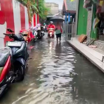 Hujan deras mengguyur wilayah Jakarta sejak pagi tadi. Permukiman di Kebon Jeruk, Jakarta Barat (Jakbar) dilanda banjir. (dok Pribadi/Fety F)