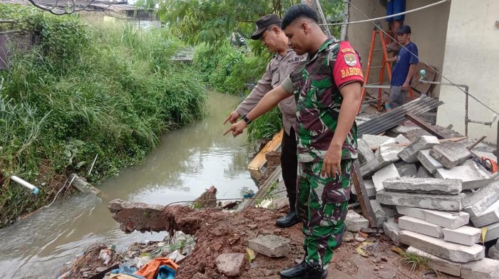 Hujan Deras Picu Longsor di Ciputat, Tembok Rumah Pinggir Kali Ambrol