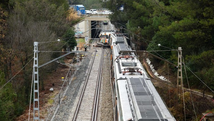 Scene of a commuter train derailment, after a containment wall fell on the track due to heavy rain, killing the driver and injuring several people, in Gelida, near Barcelona, Spain, January 21, 2026. REUTERS/Albert Gea