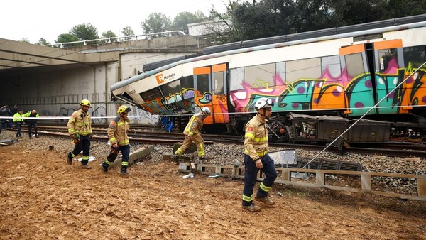 Hujan Lebat Picu Kereta Anjlok di Spanyol