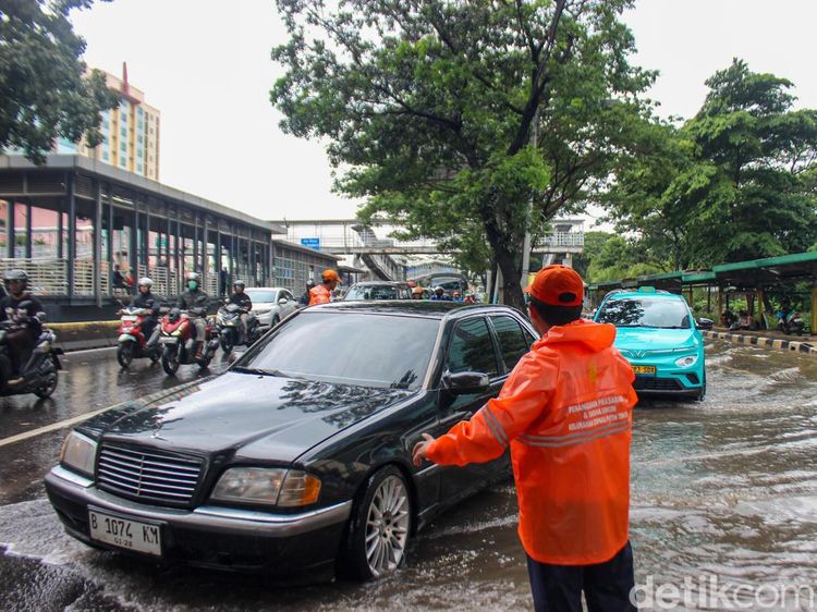 Hujan Picu Genangan di Jalan Letjen Suprapto